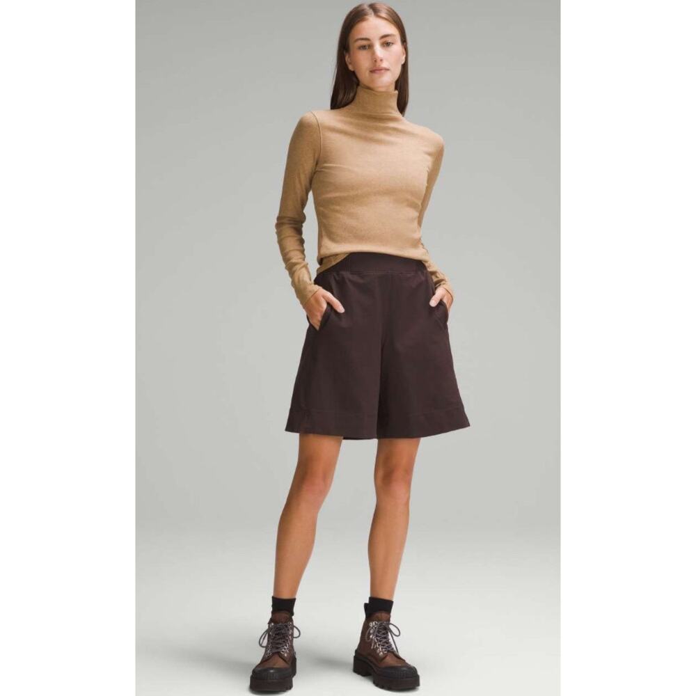 NWT Lululemon Stretch Woven Mid-Rise Bermuda Short 9"
Espresso MEDIUM M